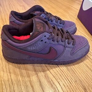 NIKE SB DUNK LOW PRM - NEW IN BOX - 5 1/2 YOUTH OR 7 WOMENS